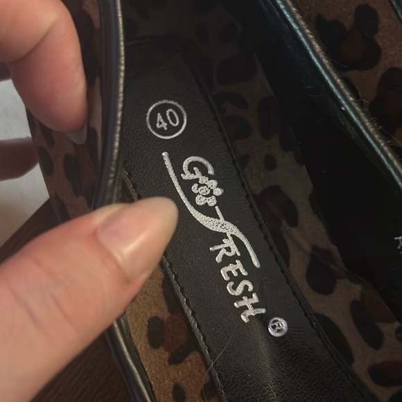 Unrecognized brand. Cheetah flats. Good condition never work. Size 40 - Picture 2 of 2